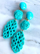 Load image into Gallery viewer, FRANCINE BRAMLI TURQUOISE TRELLIS FLOWER RESIN CLIP ON EARRINGS