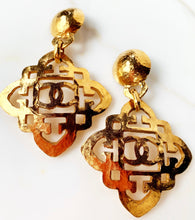 Load image into Gallery viewer, CHANEL LOGO GILT HAMMERED FILIGREE VINTAGE QUATREFOIL DANGLE EARRING