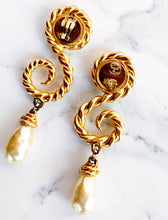 Load image into Gallery viewer, CHANEL RUNWAY CORDAGE ROPE GRIPOIX PEARL EARRINGS VICTOIRE DE CASTELLANE