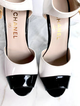 Load image into Gallery viewer, CHANEL RARE ICONIC 1995 SPRING BARBIE PATENT RUNWAY SANDALS NEW IN BOX
