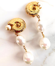 Load image into Gallery viewer, CHANEL RARE ROBERT GOOSSENS COQUILLAGE GRIPOIX GLASS PEARLS EARRINGS