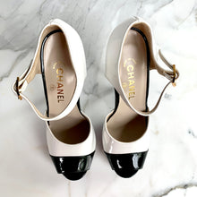 Load image into Gallery viewer, CHANEL RARE ICONIC 1995 SPRING BARBIE PATENT RUNWAY SANDALS NEW IN BOX