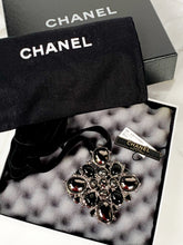Load image into Gallery viewer, CHANEL MASSIVE RUNWAY RESIN AND VELVET 2008 RUTHENIUM NECKLACE CHOKER NEW WITH TAGS