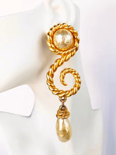 Load image into Gallery viewer, CHANEL RUNWAY CORDAGE ROPE GRIPOIX PEARL EARRINGS VICTOIRE DE CASTELLANE