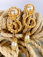 Load image into Gallery viewer, CHANEL RUNWAY CORDAGE ROPE GRIPOIX PEARL EARRINGS VICTOIRE DE CASTELLANE