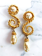 Load image into Gallery viewer, CHANEL RUNWAY CORDAGE ROPE GRIPOIX PEARL EARRINGS VICTOIRE DE CASTELLANE