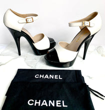 Load image into Gallery viewer, CHANEL RARE ICONIC 1995 SPRING BARBIE PATENT RUNWAY SANDALS NEW IN BOX
