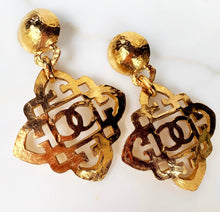 Load image into Gallery viewer, CHANEL LOGO GILT HAMMERED FILIGREE VINTAGE QUATREFOIL DANGLE EARRING