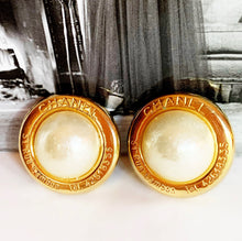 Load image into Gallery viewer, CHANEL 31 RUE CAMBON GRIPOIX GLASS PEARL JUMBO EARRING 1980s