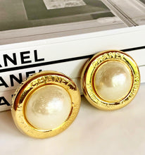 Load image into Gallery viewer, CHANEL 31 RUE CAMBON GRIPOIX GLASS PEARL JUMBO EARRING 1980s