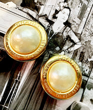 Load image into Gallery viewer, CHANEL 31 RUE CAMBON GRIPOIX GLASS PEARL JUMBO EARRING 1980s