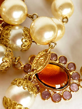 Load image into Gallery viewer, CHANEL RARE GRIPOIX DAISY FLOWERS AND GLASS PEARL VINTAGE NECKLACE
