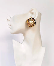 Load image into Gallery viewer, CHANEL GRIPOIX JUMBO GLASS PEARL CLIP-ON CLASSIC CHIC 1980s