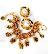 Load image into Gallery viewer, CHANEL GRIPOIX JUMBO GLASS PEARL CLIP-ON CLASSIC CHIC 1980s