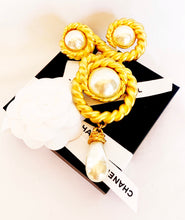 Load image into Gallery viewer, CHANEL MASSIVE RUNWAY CORDAGE ROPE GRIPOIX PEARL BROOCH VICTOIRE DE CASTELLANE