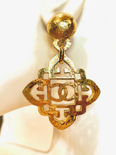 Load image into Gallery viewer, CHANEL LOGO GILT HAMMERED FILIGREE VINTAGE QUATREFOIL DANGLE EARRING