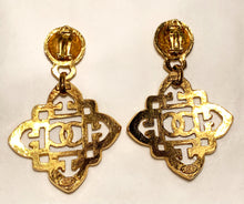 Load image into Gallery viewer, CHANEL LOGO GILT HAMMERED FILIGREE VINTAGE QUATREFOIL DANGLE EARRING