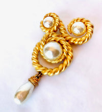 Load image into Gallery viewer, CHANEL MASSIVE RUNWAY CORDAGE ROPE GRIPOIX PEARL BROOCH VICTOIRE DE CASTELLANE