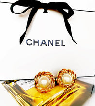 Load image into Gallery viewer, CHANEL GRIPOIX JUMBO GLASS PEARL CLIP-ON CLASSIC CHIC 1980s