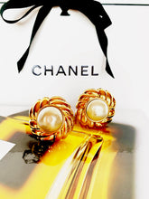 Load image into Gallery viewer, CHANEL GRIPOIX JUMBO GLASS PEARL CLIP-ON CLASSIC CHIC 1980s