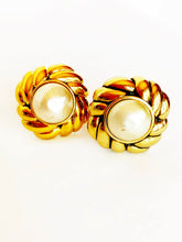 Load image into Gallery viewer, CHANEL GRIPOIX JUMBO GLASS PEARL CLIP-ON CLASSIC CHIC 1980s
