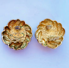 Load image into Gallery viewer, CHANEL GRIPOIX JUMBO GLASS PEARL CLIP-ON CLASSIC CHIC 1980s