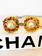 Load image into Gallery viewer, CHANEL GRIPOIX JUMBO GLASS PEARL CLIP-ON CLASSIC CHIC 1980s
