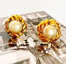 Load image into Gallery viewer, CHANEL GRIPOIX JUMBO GLASS PEARL CLIP-ON CLASSIC CHIC 1980s
