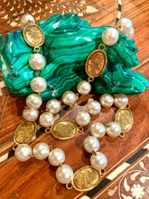 Load image into Gallery viewer, CHANEL GRIPOIX JUMBO GLASS PEARL CROWN VINTAGE NECKLACE