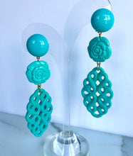 Load image into Gallery viewer, FRANCINE BRAMLI TURQUOISE TRELLIS FLOWER RESIN CLIP ON EARRINGS

