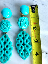 Load image into Gallery viewer, FRANCINE BRAMLI TURQUOISE TRELLIS FLOWER RESIN CLIP ON EARRINGS
