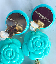 Load image into Gallery viewer, FRANCINE BRAMLI TURQUOISE TRELLIS FLOWER RESIN CLIP ON EARRINGS
