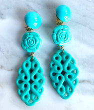 Load image into Gallery viewer, FRANCINE BRAMLI TURQUOISE TRELLIS FLOWER RESIN CLIP ON EARRINGS
