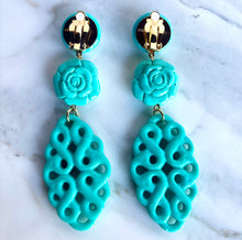 Load image into Gallery viewer, FRANCINE BRAMLI TURQUOISE TRELLIS FLOWER RESIN CLIP ON EARRINGS
