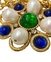 Load image into Gallery viewer, CHANEL JEWELED EMERALD GRIPOIX GLASS NECKLACE
