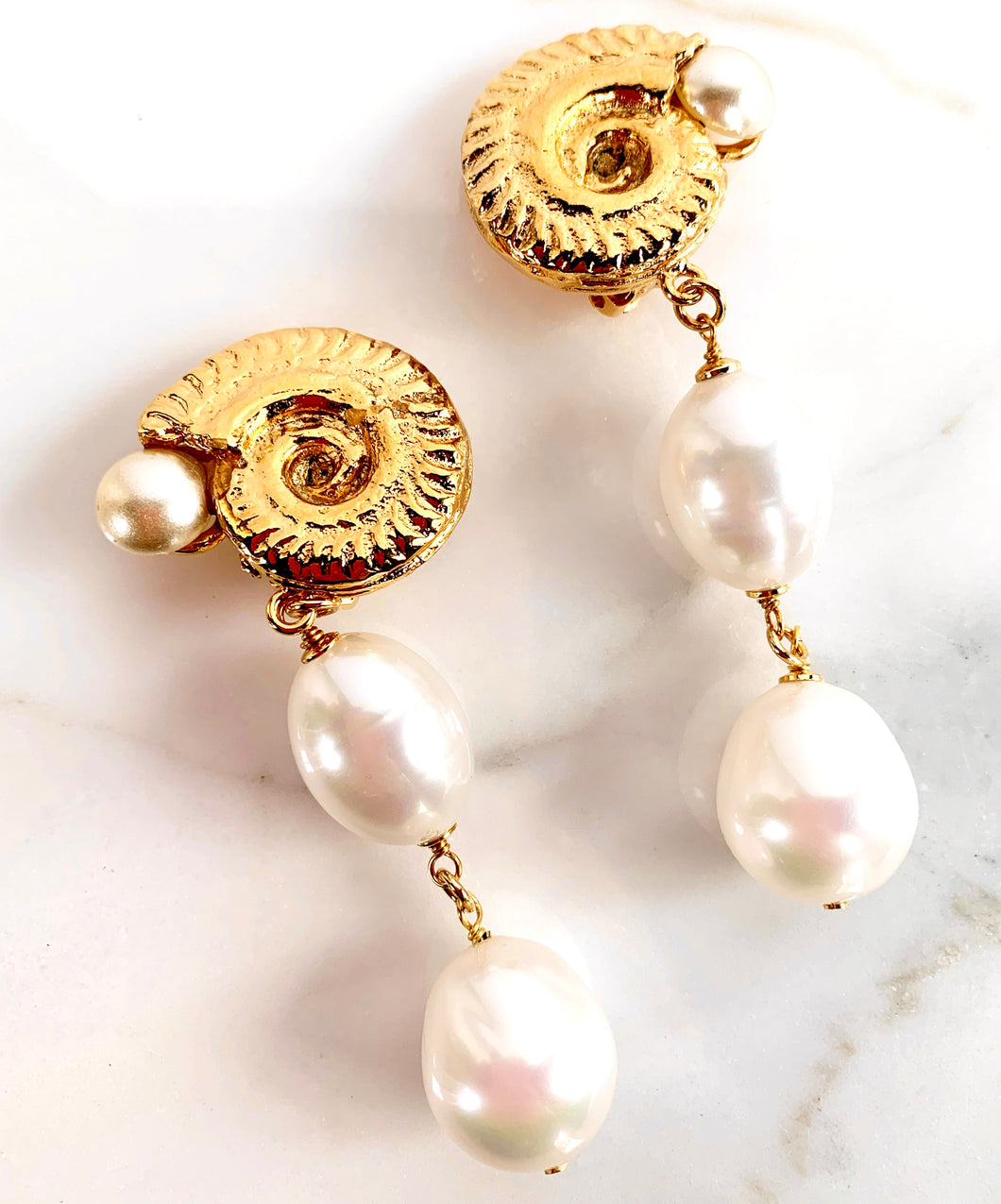 CHANEL RARE ROBERT GOOSSENS COQUILLAGE GRIPOIX GLASS PEARLS EARRINGS