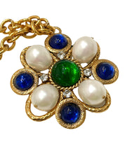Load image into Gallery viewer, CHANEL JEWELED EMERALD GRIPOIX GLASS NECKLACE
