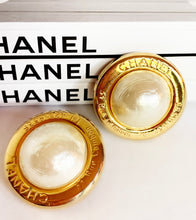 Load image into Gallery viewer, CHANEL 31 RUE CAMBON GRIPOIX GLASS PEARL JUMBO EARRING 1980s
