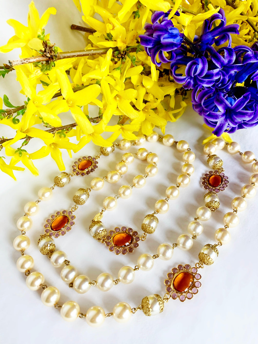 CHANEL RARE GRIPOIX DAISY FLOWERS AND GLASS PEARL VINTAGE NECKLACE