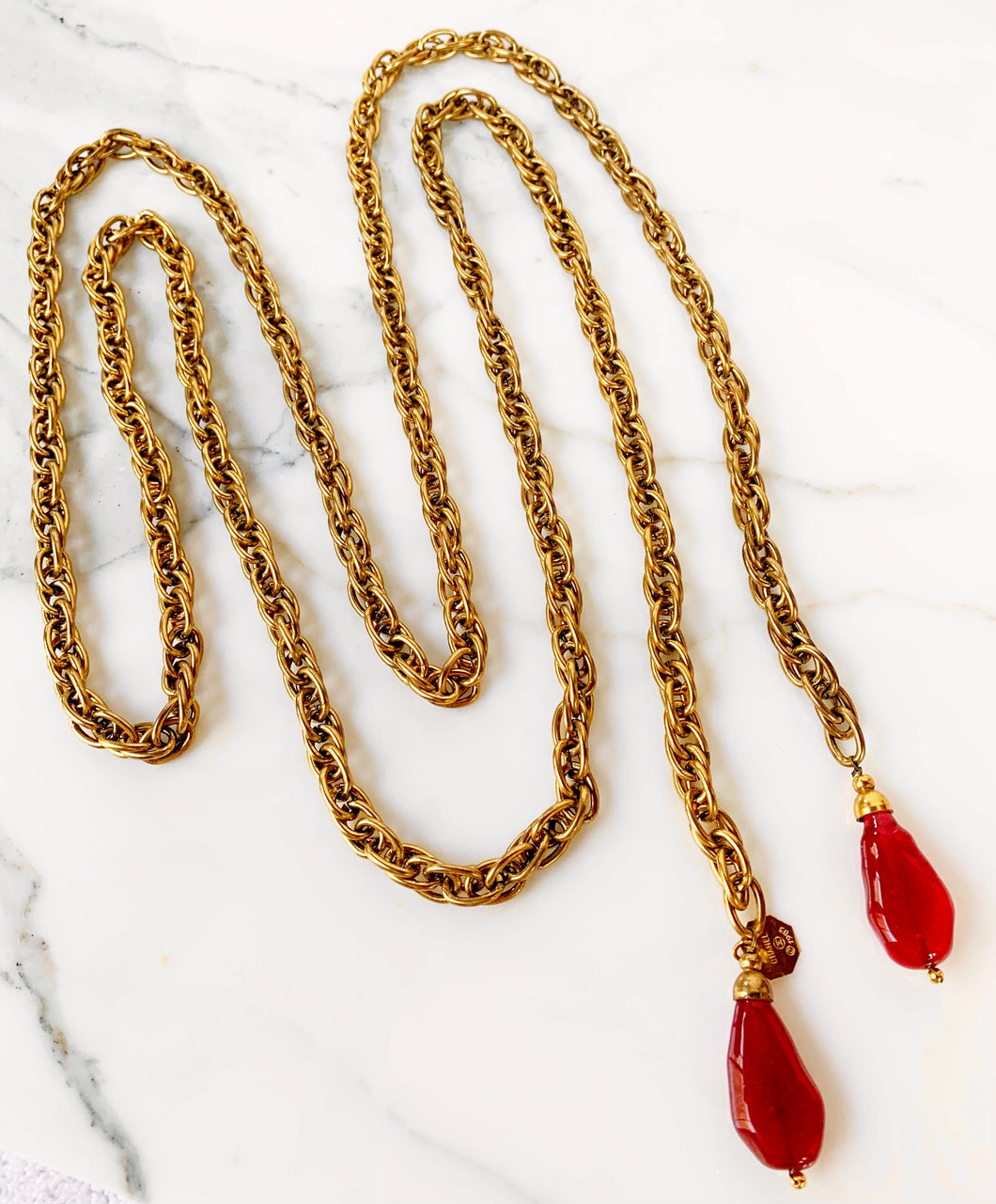 CHANEL 1983 IMPORTANT RED GRIPOIX GLASS NUGGETS LARIAT CHAIN NECKLACE