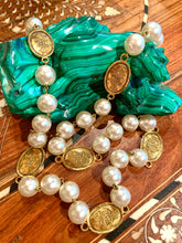 Load image into Gallery viewer, CHANEL GRIPOIX JUMBO GLASS PEARL CROWN VINTAGE NECKLACE
