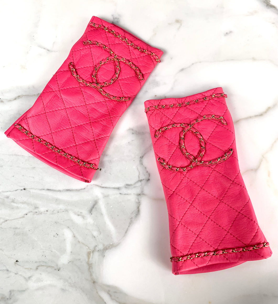 CHANEL BARBIE PINK CC CHAIN LOGO QUILTED LAMBSKIN FINGERLESS GLOVES